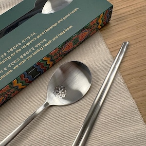 Blumengravur koreanischer Löffel Stäbchen-Set mit Rest-Edelstahl-Besteck in der traditionellen Muster-Geschenkbox