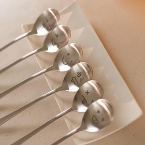 koreanisches Löffel-Set (6 Stück) - Löffel mit graviertem, spielerischem Gesicht, traditionelle Verpackung