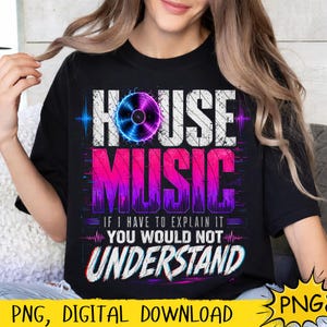 Può includere: T-shirt nera con le parole "HOUSE MUSIC" in bianco e una grafica di vinile dai colori al neon. Sotto, il testo recita "IF I HAVE TO EXPLAIN IT YOU WOULD NOT UNDERSTAND". Include una grafica di download digitale.