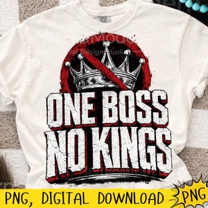 Può includere: T-shirt bianco con un design grafico. Il design presenta una corona argentata con una barra rossa che la attraversa, all'interno di un cerchio rosso. Sotto la corona, il testo recita "ONE BOSS NO KINGS" in lettere bianche in grassetto e consumate con contorni rossi.