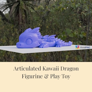 Puede incluir: Una figura y juguete articulado de dragón morado claro. El dragón está tumbado con la cabeza levantada, con ojos grandes y redondos y detalles puntiagudos en la espalda y la cola. El texto "Articulated Kawaii Dragon Figurine & Play Toy" está debajo.