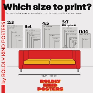 Op de afbeelding: Een grafiek met afdrukformaten voor wandkunst, met afmetingen in inches en millimeters. De afbeelding toont een rode bank en de tekst "Welke maat afdrukken?" en "BOLDLY KIND POSTERS".