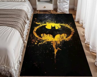 Alfombra con emblema de murciélago oscuro, símbolo grunge amarillo sobre fondo negro, diseño gráfico inspirado en superhéroes, lavable y llamativo.