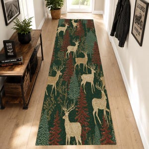Peut inclure: Un long tapis de couloir rectangulaire présentant un motif répétitif de silhouettes de cerfs beiges entremêlées d'arbres à feuilles persistantes stylisés dans des tons vert foncé et rouge profond sur fond vert forêt.