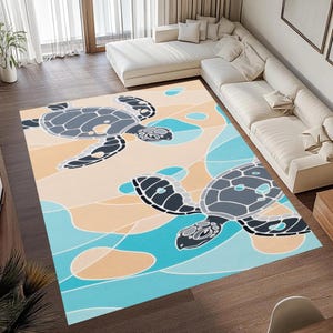Op de afbeelding: Een groot vloerkleed met een zeeschildpadontwerp. Het vloerkleed heeft een lichtbeige achtergrond met blauwe en bruine vormen en twee grijze zeeschildpadden. Het vloerkleed ligt op een houten vloer.