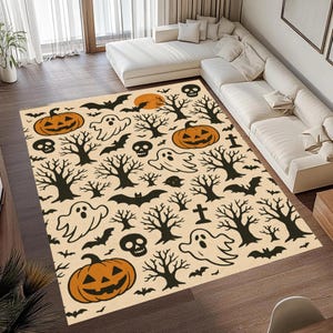 Op de afbeelding: Een rechthoekig vloerkleed met een herhalend Halloween-patroon op een crèmekleurige achtergrond. Het ontwerp bevat oranje pompoenen, witte geesten, zwarte silhouetten van kale bomen, vliegende vleermuizen, schedels en kleine zwarte kruisen.
