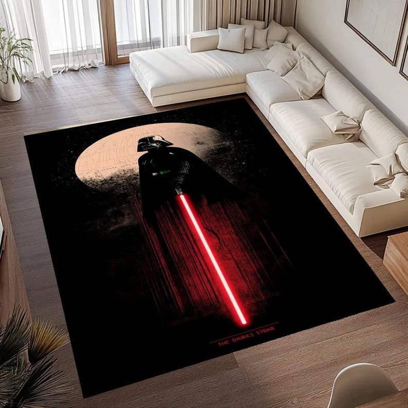 Puede incluir: Una alfombra rectangular negra con Darth Vader de Star Wars. La imagen muestra a Darth Vader con un sable de luz rojo sobre un fondo de luna y cielo oscuro. Las palabras "THE DARK SIDE" est&aacute;n en la parte inferior.