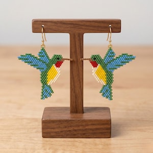 Könnte beinhalten: Eine weiße Keramik-Tasse mit schwarzem Henkel und dem Text "But First, Coffee" in schwarzer, handschriftlicher Schrift. Die Tasse steht auf einer weißen Oberfläche.