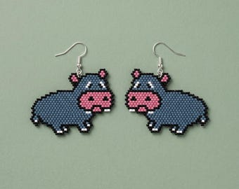 Patrón de pendientes de cuentas de hipopótamo bebé, tutorial de cuentas de semilla con puntada de ladrillo Moo Deng, Miyuki Delica 11/0, descarga del PDF de joyería de animales de hipopótamo pigmeo