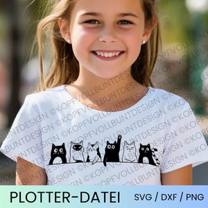 Op de afbeelding: Een wit t-shirt met een rij van zes zwart-wit kattenillustraties. Het shirt heeft ook de tekst "PLOTTER-DATEI SVG / DXF / PNG" onderaan. Het t-shirt wordt gedragen door een lachende persoon.