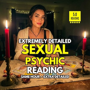Puede incluir: Una mujer está sentada en una mesa con cartas del tarot, iluminada por dos velas rojas en soportes ornamentados. La imagen incluye el texto: "LECTURA PSÍQUICA SEXUAL EXTREMADAMENTE DETALLADA" y "5.0 RESEÑAS".