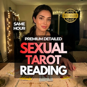 Può includere: Una donna con i capelli scuri e una maglia nera è seduta a un tavolo con carte dei tarocchi. Il testo sull'immagine recita "Premium Detailed Sexual Tarot Reading" e "Same Hour". Un distintivo dorato "Best Seller" è nell'angolo in alto a destra.