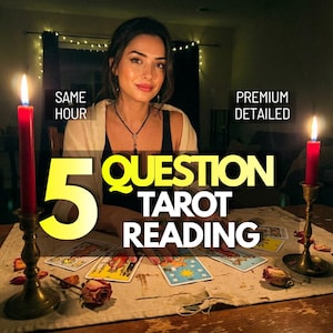 Könnte beinhalten: Eine Frau mit dunklem Haar sitzt an einem Tisch mit Tarotkarten. Das Bild enthält den Text "5 QUESTION TAROT READING", "SAME HOUR" und "PREMIUM DETAILED". Zwei rote Kerzen in Messinghaltern flankieren die Szene.