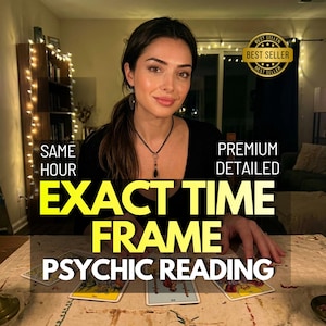 Puede incluir: Una mujer con cabello oscuro y una blusa negra está sentada en una mesa con cartas del tarot. El texto de la imagen dice "EXACT TIME FRAME PSYCHIC READING" y "BEST SELLER". La imagen también incluye las palabras "SAME HOUR" y "PREMIUM DETAILED".