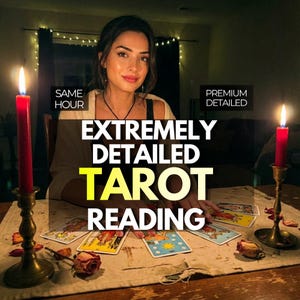 Puede incluir: Una mujer está sentada en una mesa con cartas del tarot, iluminada por dos velas rojas en soportes ornamentados. El texto dice "LECTURA DE TAROT EXTREMADAMENTE DETALLADA", con "SAME HOUR" y "PREMIUM DETAILED".