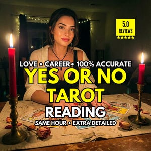 以下が含まれることがあります： 2本のろうそくで照らされた、タロットカードのあるテーブルに女性が座っています。「YES OR NO TAROT READING」と「LOVE CAREER 100% ACCURATE」というテキストが含まれています。黄色のボックスには「5.0 REVIEWS」と表示されています。