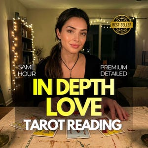 Könnte beinhalten: Eine Frau mit dunklen Haaren und einem schwarzen Oberteil sitzt an einem Tisch mit Tarotkarten. Der Text "IN DEPTH LOVE TAROT READING" ist gelb dargestellt. Zusätzlicher Text enthält "SAME HOUR" und "PREMIUM DETAILED". Ein "BEST SELLER"-Abzeichen ist sichtbar.