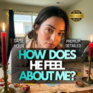 Può includere: Una donna è seduta a un tavolo con carte dei tarocchi, candele accese e fiori secchi. Il testo "HOW DOES HE FEEL ABOUT ME?" è sovrapposto all'immagine, insieme ai testi "SAME HOUR" e "PREMIUM DETAILED". È visibile un badge "BEST SELLER".