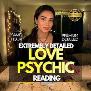 Może przedstawiać: Kobieta z ciemnymi włosami i czarnym topem siedzi przy stole z kartami tarota. Tekst na zdjęciu brzmi "EXTREMELY DETAILED LOVE PSYCHIC READING", "SAME HOUR" i "PREMIUM DETAILED". Złota odznaka "BEST SELLER" znajduje się w prawym górnym rogu.