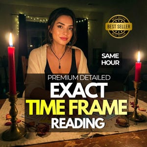 Könnte beinhalten: Eine Frau sitzt an einem Tisch mit zwei brennenden roten Kerzen in Messinghaltern. Der Text auf dem Bild lautet "Premium Detailed Exact Time Frame Reading" und "Best Seller". Das Bild hat eine warme, einladende Atmosphäre.