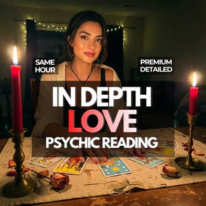 Könnte beinhalten: Ein psychischer Lesedienst mit Tarotkarten auf einem Tisch und zwei roten Kerzen in Messinghaltern. Der Text lautet: SAME HOUR, PREMIUM DETAILED, IN DEPTH LOVE PSYCHIC READING. Die Szene ist in warmes, gedimmtes Kerzenlicht getaucht.