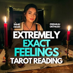 Op de afbeelding: Een tarot-leesservice met twee rode kaarsen in koperen houders op een tafel met verspreide kaarten. Tekstoverlays: SAME HOUR, PREMIUM DETAILED, EXTREMELY EXACT FEELINGS TAROT READING. De scène is sfeervol verlicht met gedimd, warm licht.