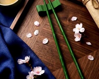 Set di bacchette di bambù verdi con supporto, utensili giapponesi riutilizzabili.