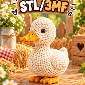 Könnte beinhalten: Eine gehäkelte Entenfigur mit cremefarbenem Körper, leuchtend orangefarbenem Schnabel und orangefarbenen Schwimmfüßen. Die Ente hat schwarze Perlenaugen. Über der Ente zeigt ein Holzschild den Text STL/3MF in weißen Buchstaben mit braunem Rand.