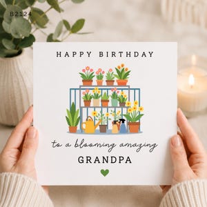 Può includere: Un biglietto d'auguri quadrato con il testo HAPPY BIRTHDAY to a blooming amazing GRANDPA e un cuore verde. L'illustrazione mostra un supporto blu per piante con vari vasi di fiori e piante, un annaffiatoio giallo e degli spruzzatori.