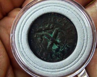Gammalt spanskt kopparmynt med 8 maravedis från Filip III:s regeringstid, präglat i Segovia omkring år 1604.