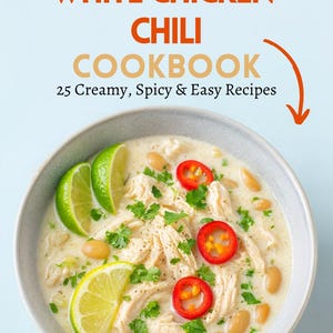 Könnte beinhalten: Eine Schüssel mit weißem Hühnchen-Chili mit Limettenspalten, roten Paprikascheiben und Koriander. Der Titel des Kochbuchs lautet "Ultimate & Easy White Chicken Chili Cookbook" mit "25 Creamy, Spicy & Easy Recipes".