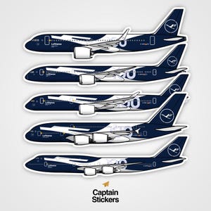 Peut inclure: Ensemble de cinq autocollants représentant différents modèles d'avions Lufthansa. Chaque autocollant présente un avion bleu marine et blanc, avec le logo Lufthansa et le texte "10". Le logo "Captain Stickers" est en bas.