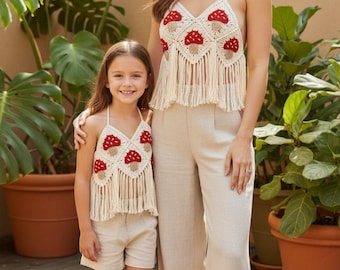 Top coordinati all'uncinetto con motivo a funghi, set coordinato madre-figlia, completo mamma e figlia fatto a mano, completo per foto di famiglia, top coordinati estivi in stile boho