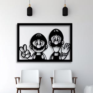 Puede incluir: Arte mural enmarcado en negro con dos personajes de dibujos animados, uno haciendo el signo de la paz y el otro saludando. Los personajes tienen bigotes, sombreros y monos. El arte se exhibe en una pared blanca con dos sillas blancas debajo.