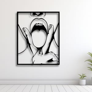 Könnte beinhalten: Schwarz-weiße Wandkunst mit einem stilisierten offenen Mund mit Zunge und Fingern. Das Kunstwerk ist in einem schwarzen Rahmen eingefasst und an einer weißen Wand montiert. Das Bild ist ein modernes, minimalistisches Design.