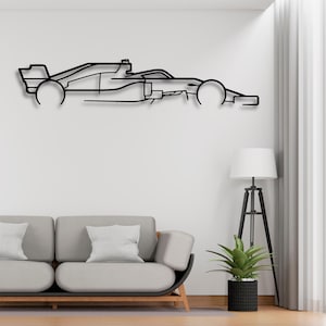 Könnte beinhalten: Schwarze Metall-Wandkunst eines Formel-1-Rennwagens. Das Kunstwerk ist eine minimalistische Umrisszeichnung eines Rennwagens mit Rädern, Cockpit und aerodynamischen Elementen. Es ist an einer weißen Wand angebracht.