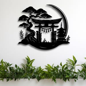 Könnte beinhalten: Schwarze Metall-Wandkunst mit einem japanischen Torii-Tor, einer Pagode und einem stilisierten Bonsai-Baum. Das Design ist vor einer Halbmondform platziert. Ein dekoratives Stück für Zuhause oder Büro.