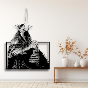 Può includere: Arte da parete in metallo nero raffigurante un personaggio fantasy in armatura con un'alta corona a punta. L'opera d'arte a silhouette è incorniciata in una cornice rettangolare nera. Progettato per l'esposizione a parete, si adatta a vari interni.