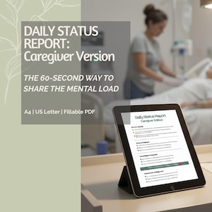 以下が含まれることがあります： 「Daily Status Report: Caregiver Version」のドキュメントを表示するデジタルタブレット。画面のテキストは「The 60-second way to share the mental load」と表示されています。タブレットは黒いスタンドで支えられています。背景には医療現場が写っています。