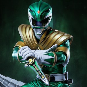 Pode incluir: Estátua detalhada do Green Ranger de Power Rangers. A figura está em uma pose dinâmica, vestida com um traje verde e dourado, segurando uma adaga. A estátua está sobre uma base rochosa com efeitos de água e uma estrutura metálica.