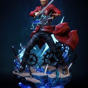 Peut inclure: Figurine détaillée d'un personnage en veste rouge et pantalon noir, tenant deux épées. La figurine repose sur une base avec des effets d'énergie bleue et des épées supplémentaires. Le personnage a les cheveux blancs et est dans une pose dynamique.