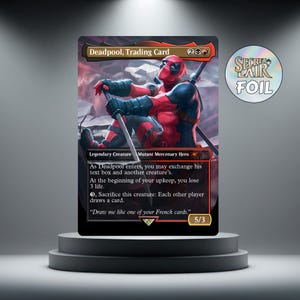 Könnte beinhalten: Eine Deadpool-Sammelkarte mit der Figur in einem rot-schwarzen Anzug, die zwei Schwerter hält. Die Karte trägt den Text "Deadpool, Trading Card" und "Secret Lair Foil" rechts. Die Karte wird auf einem mehrstufigen Podest präsentiert.