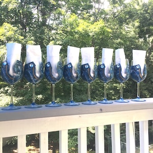 Set aus neun Diamanten und Denim handbemalten Weingläsern