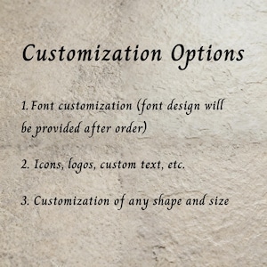 Puede incluir: Imagen que muestra "Opciones de personalización" en una escritura elegante. El texto enumera opciones: personalización de fuente, iconos/logotipos/texto personalizado y personalización de forma/tamaño. El fondo tiene un tono neutro texturizado.