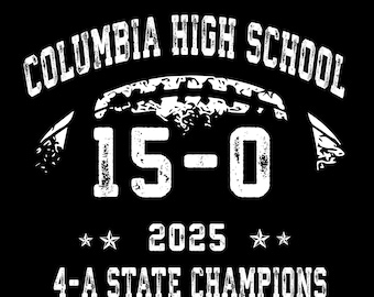 Può includere: Grafica nera con testo bianco. Il testo recita "COLUMBIA HIGH SCHOOL" ad arco in alto, "15-0" al centro e "2025 4-A STATE CHAMPIONS" in basso. Due stelle affiancano l'anno.