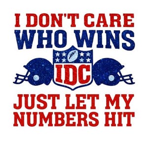 Puede incluir: Gráfico blanco con texto rojo y azul. Incluye las frases "I DON'T CARE WHO WINS" y "JUST LET MY NUMBERS HIT". El diseño presenta dos cascos de fútbol americano y un escudo con un balón.