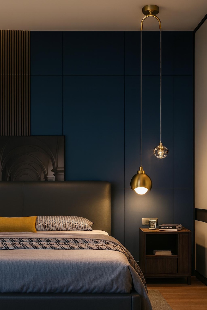 Lámpara colgante moderna de latón dorado y doble cristal.