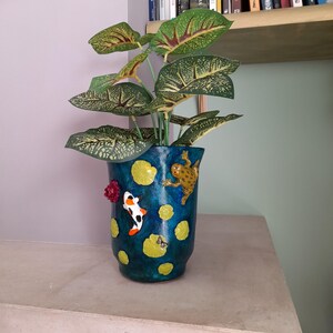 Lago Encantado | Jarrón para estanque koi hecho a mano | Maceta escultural con rana y nenúfares | Decoración única inspirada en la naturaleza