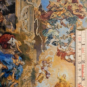 Puede incluir: Pintura detallada que representa figuras clásicas con túnicas fluidas, sobre un fondo de nubes y elementos arquitectónicos. La obra de arte utiliza una paleta de colores cálidos con tonos dorados, rojos y azules. Una regla mide hasta 7.6 cm.