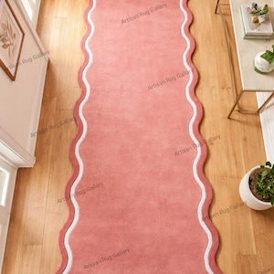 Roze geschulpte loper voor hal, handgetuft wollen coquille randtapijt, aangepaste lange loper, modern tapijt met golvende rand, esthetische woondecoratie